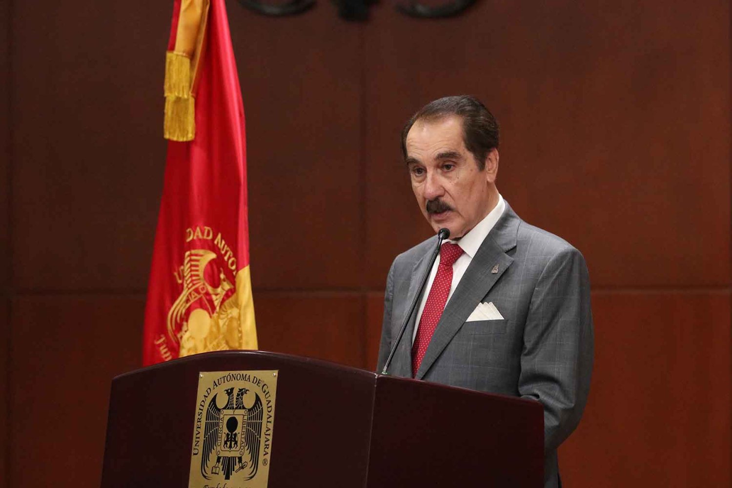 el rector de la uag lic antonio leano reyes entrego la medalla al merito universitario