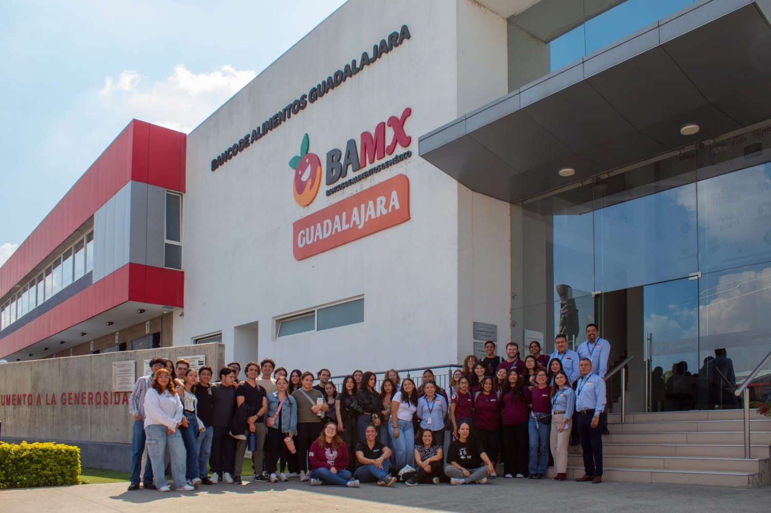 uno de los lugares que visitaron fue el banco de alimentos de guadalajara