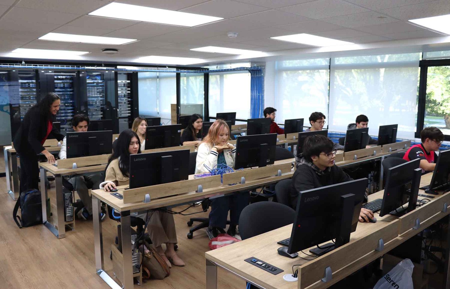 el laboratorio cisco de la uag forma a estudiantes en redes ciberseguridad y programacion con estandares internacionales