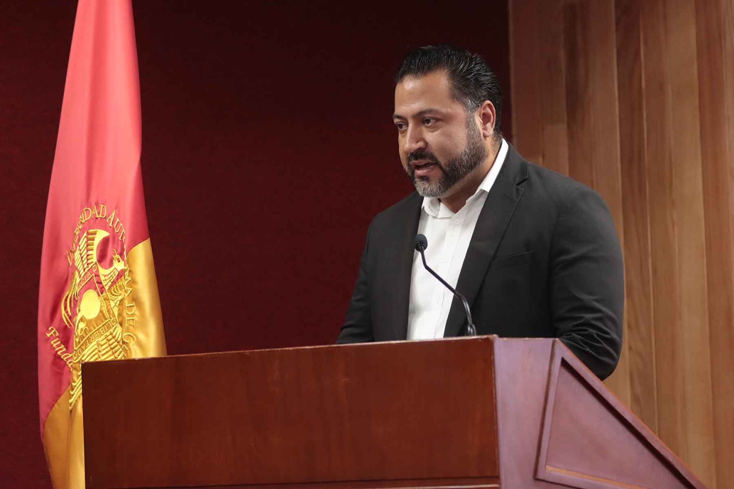 el dr francisco javier guardado decano de programas en linea les dio un mensaje de bienvenida