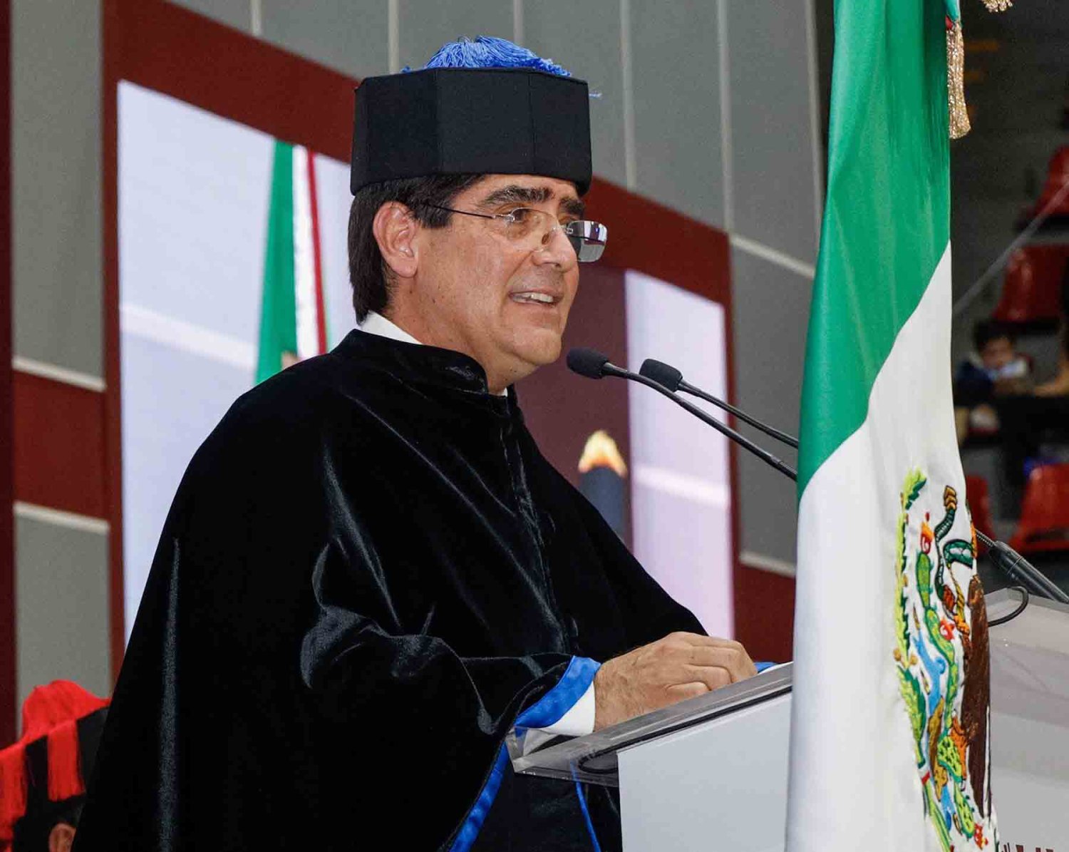 el mtro ernesto marroquin secretario de gestion del agua fue el padrino de generacion