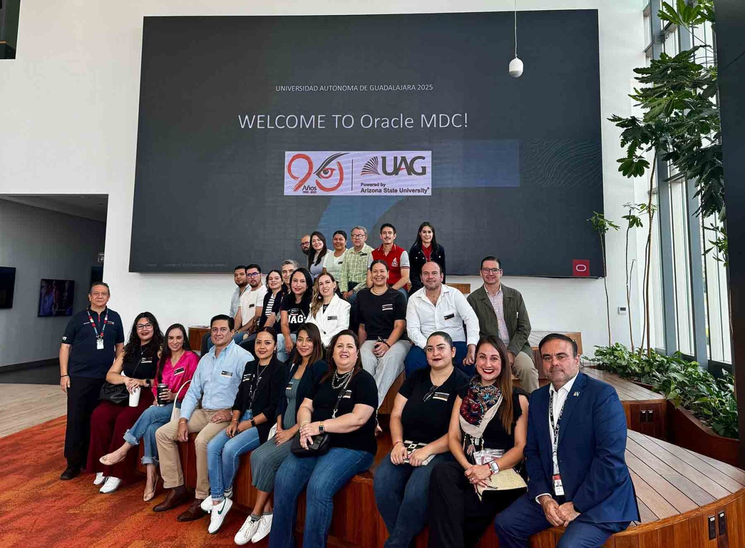 colaboradores de la uag durante su visita a las instalaciones de oracle mexico