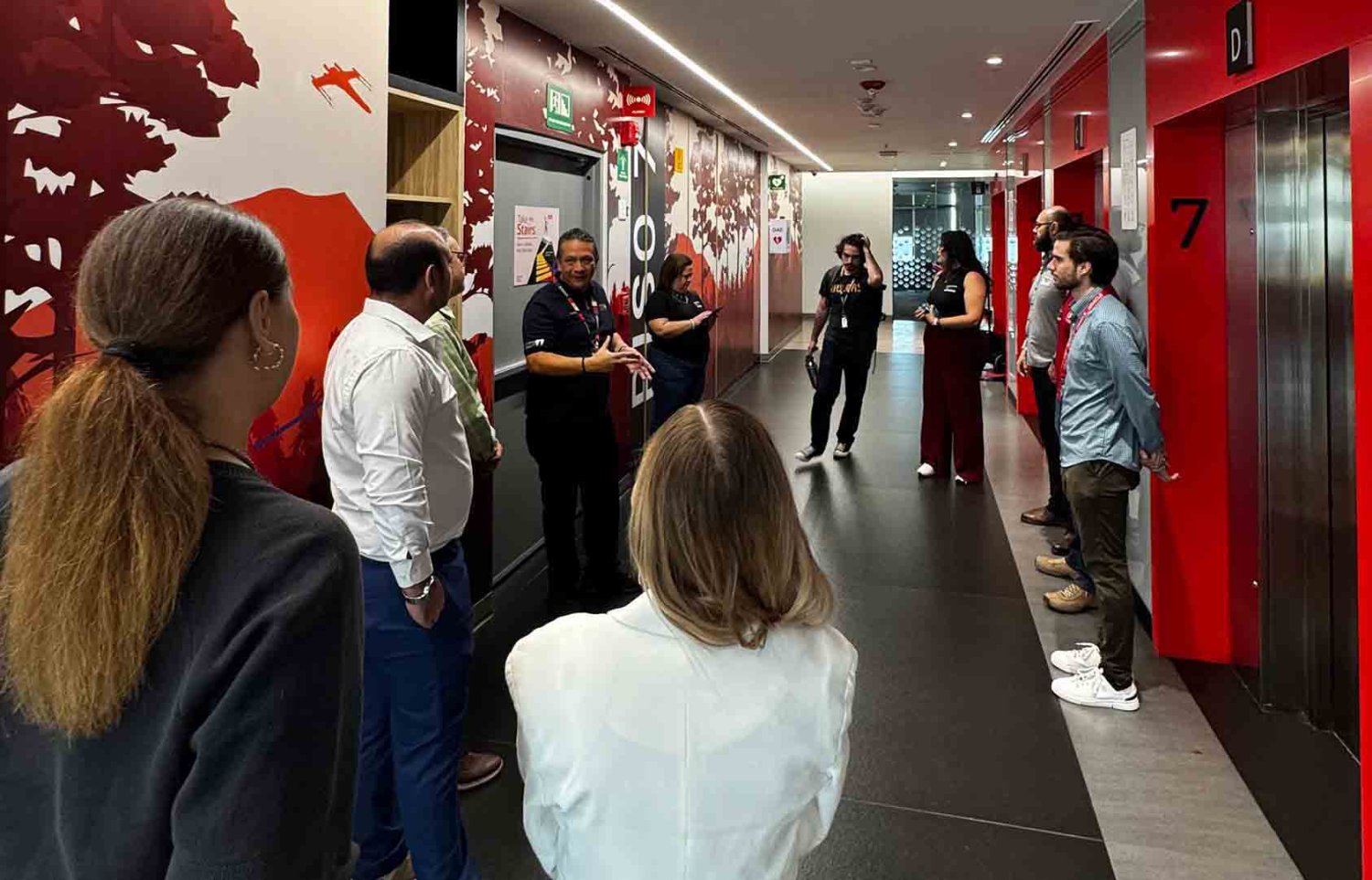 integrantes de mind uag en un recorrido por los espacios creativos de oracle