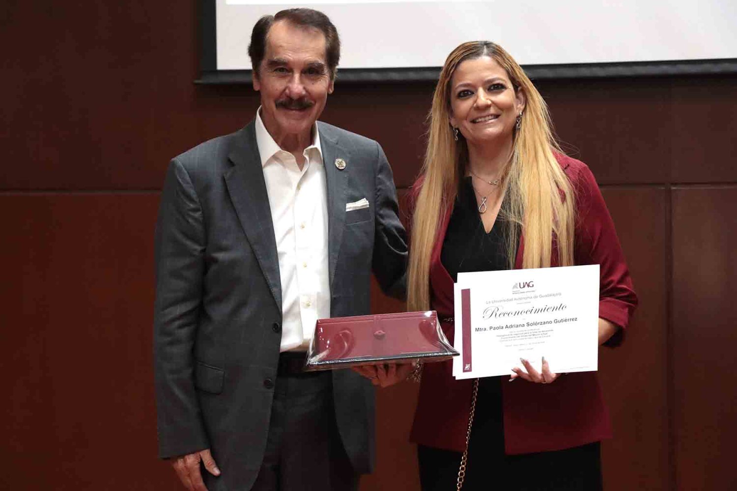 el rector de la uag lic antonio leano reyes entrego un reconocimiento a la ponente