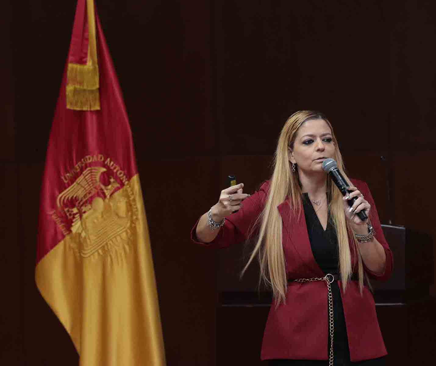 mtra paola solorzano durante su conferencia en el auditorio dr luis garibay gutierrez