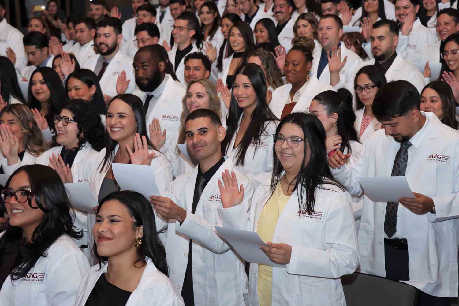 Los alumnos recibieron su Primer Bata Blanca e hicieron el Juramento Hipocrático