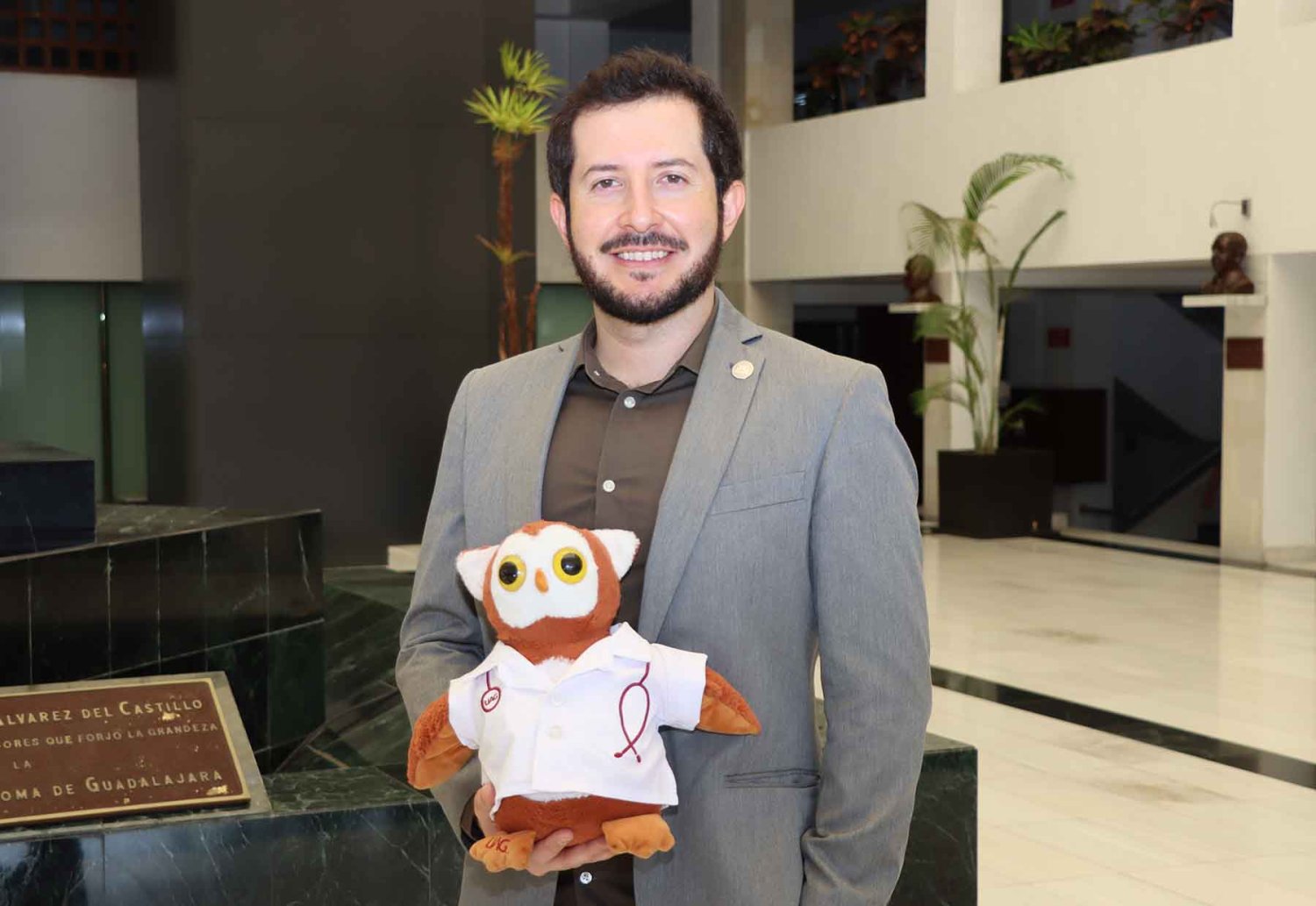 el dr andres admin luevano es egresado de la carrera de medico cirujano