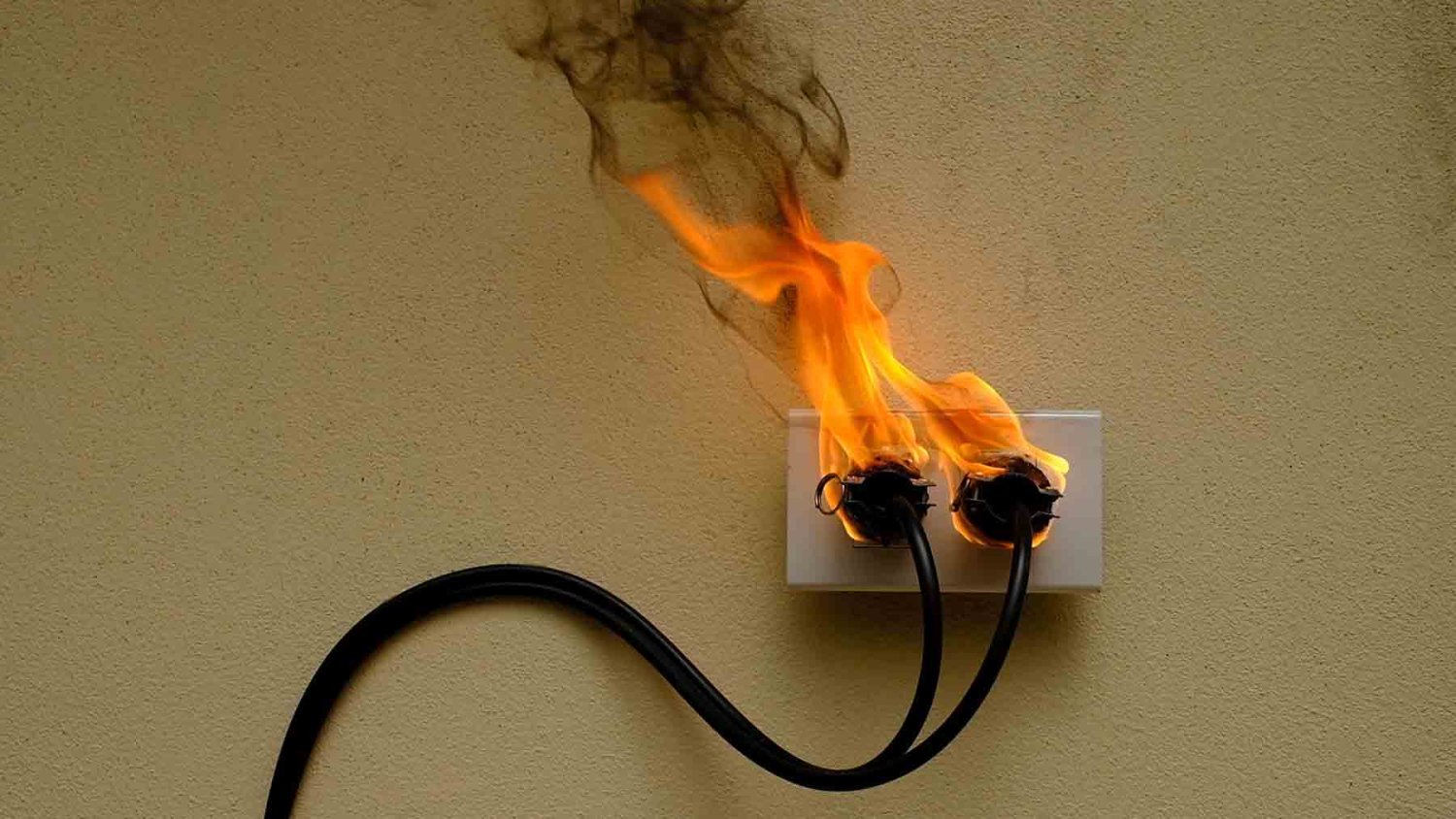 la sobrecarga electrica puede traer cortocircuitos e incendios
