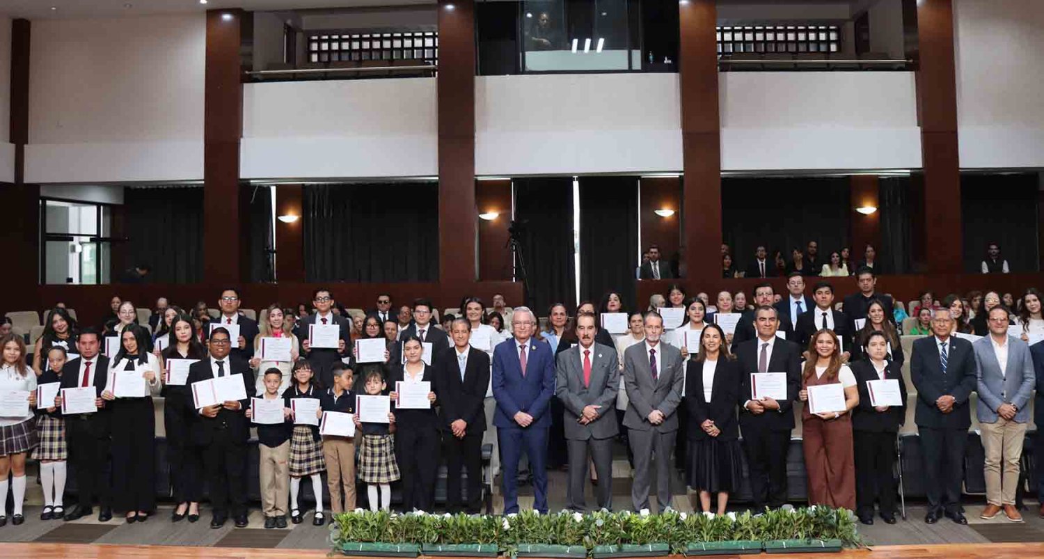 autoridades investigadores profesores y estudiantes participaron en la ceremonia de reconocimiento a la investigacion uag