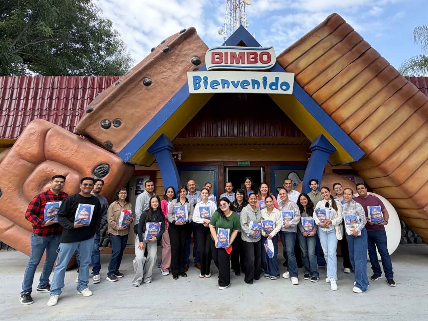 un grupo de colaboradores de la comunidad mindset uag estuvo en la planta de bimbo