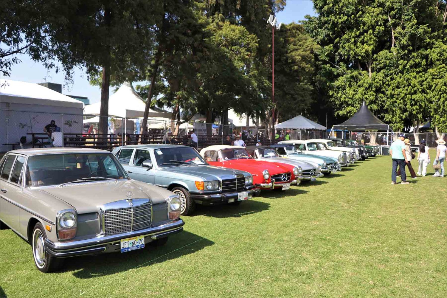 en la expo automoviles del mundo se presentaron vehiculos