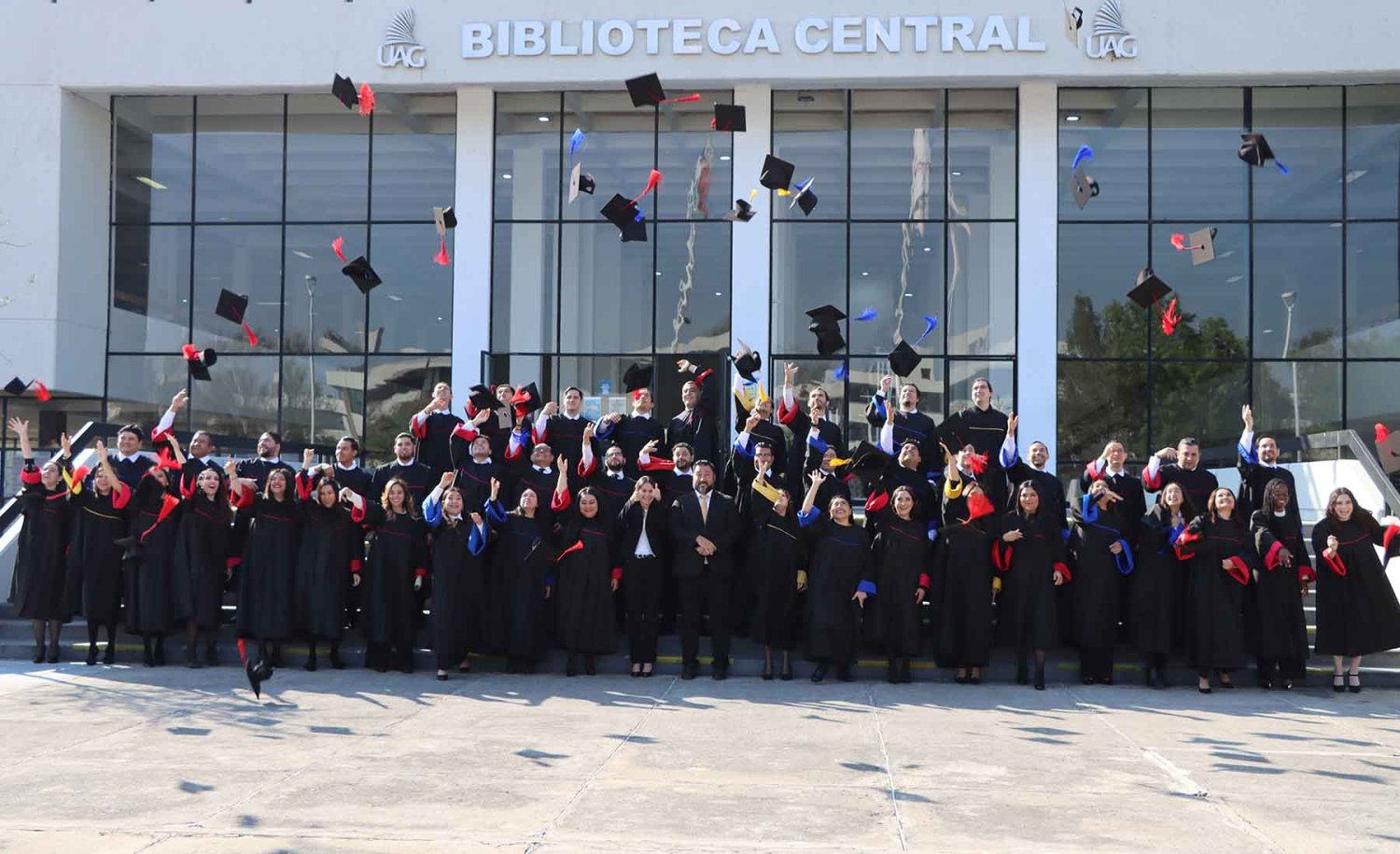 egresados de uag online celebran conclusión de sus estudios