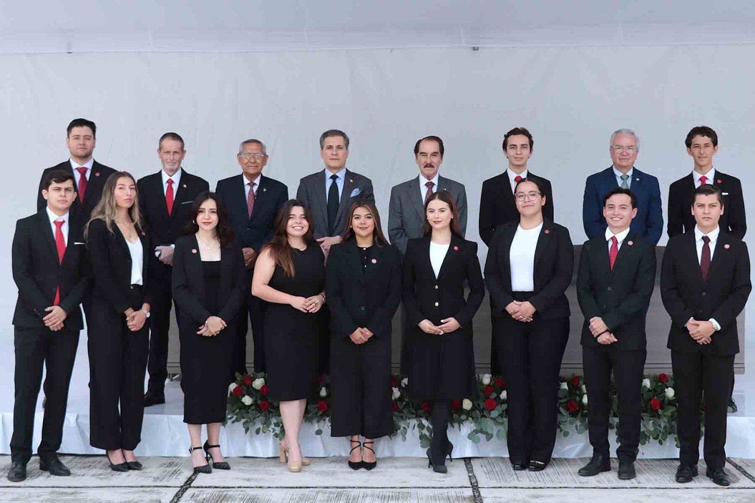 Autoridades universitarias con representantes de la FEJ