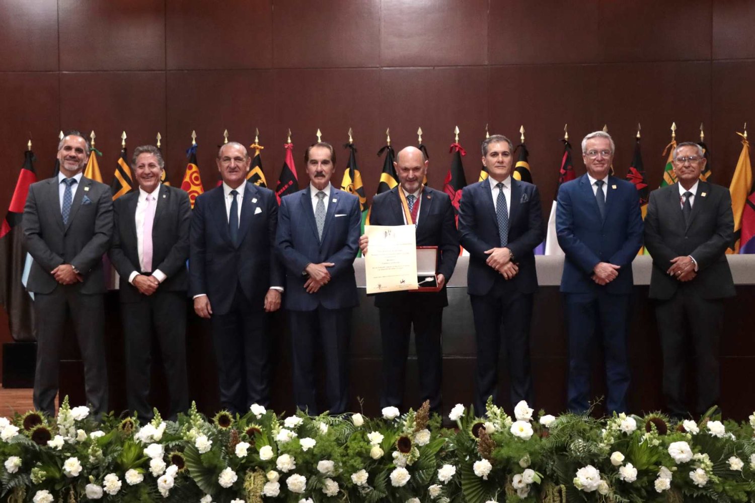 uag entrega medalla ciencia y libertad a presidente de la real federacion española de futbol