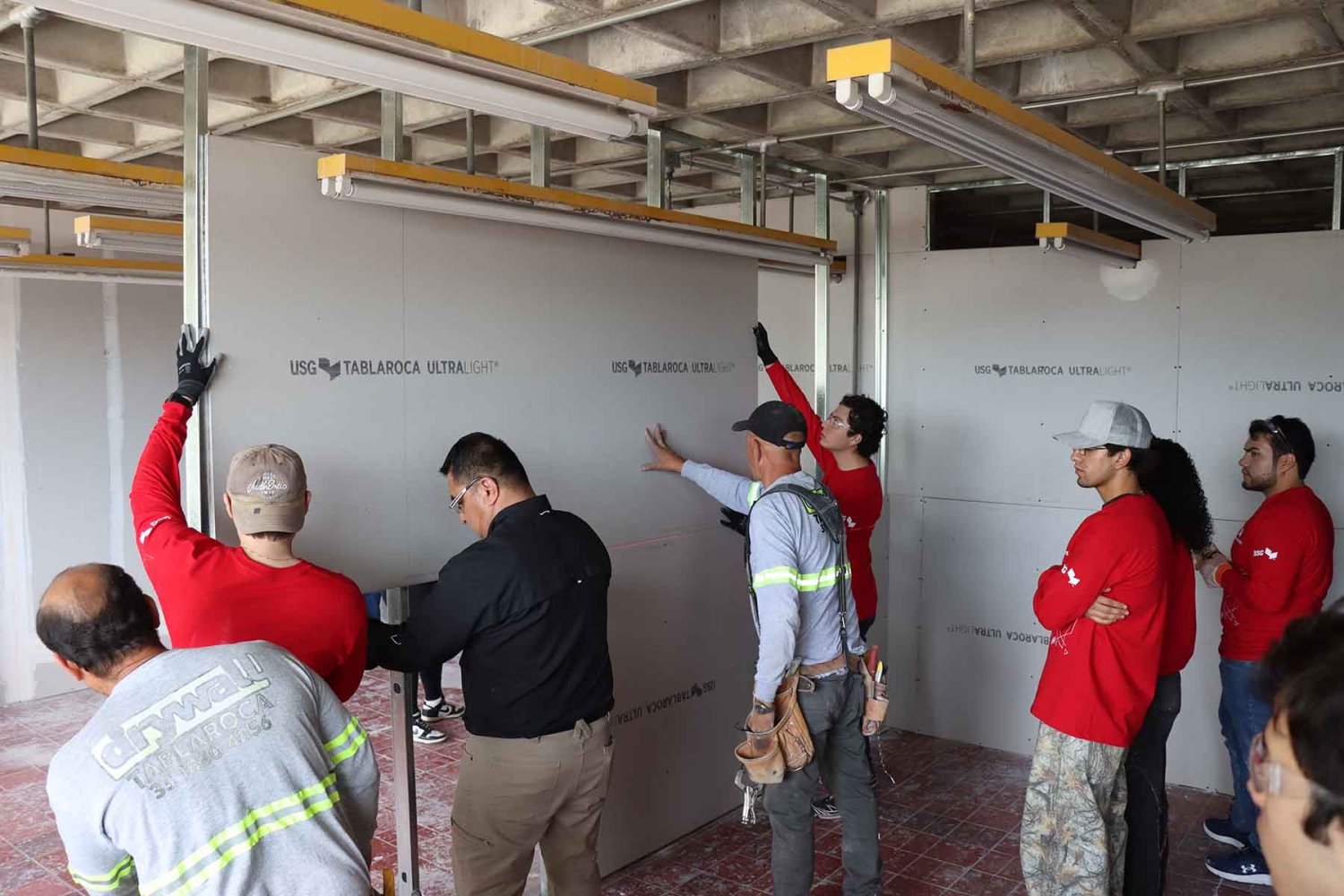 los alumnos realizaron la instalacion de los paneles de tablaroca de lo que sera el laboratorio de neurodiseno