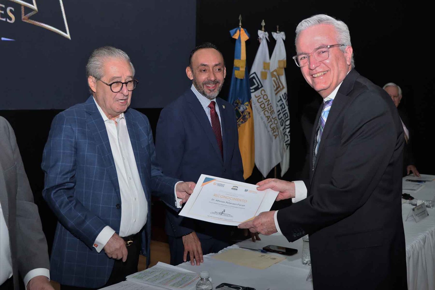 El Dr. Alfonso Petersen Farah, Vicerrector Académico y de Ciencias de la Salud de la UAG, recibió un reconocimiento