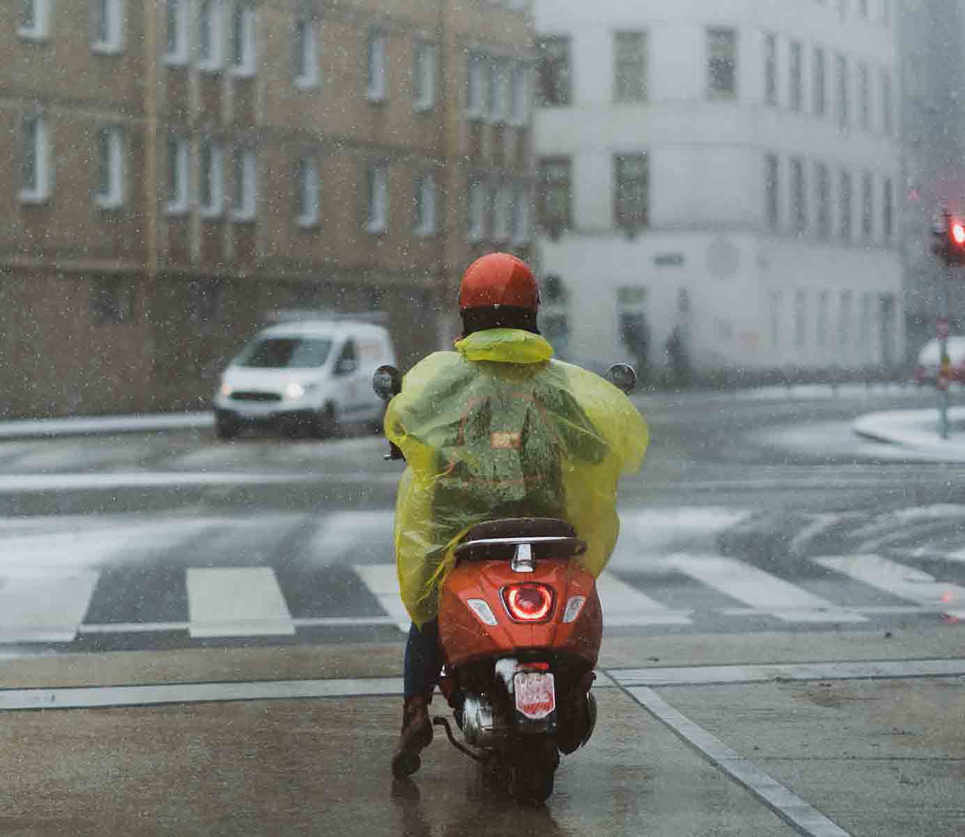 si transitas en moto lo mejor es buscar un lugar seguro y esperar a que pase la tormenta