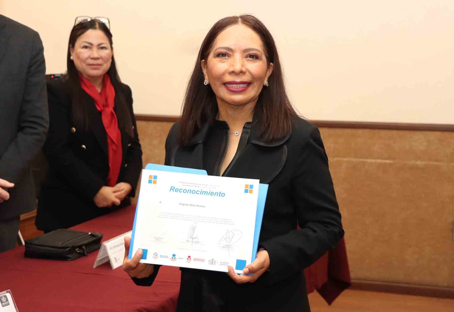 la dra virginia ortiz arrona recibio el reconocimiento por su trayectoria en la enfermeria