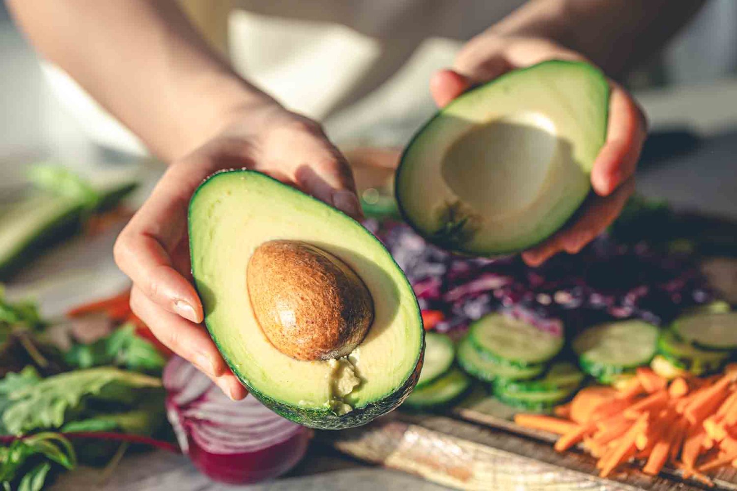 el aguacate contiene fibra potasio magnesio y folatos nutrientes que regulan la presion arterial y contribuyen al buen trabajo del corazon