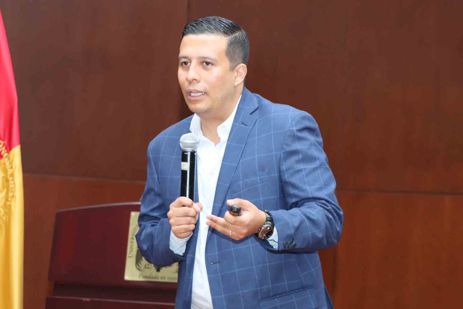 el funcionario presento el distintivo pro integridad ante estudiantes de la uag
