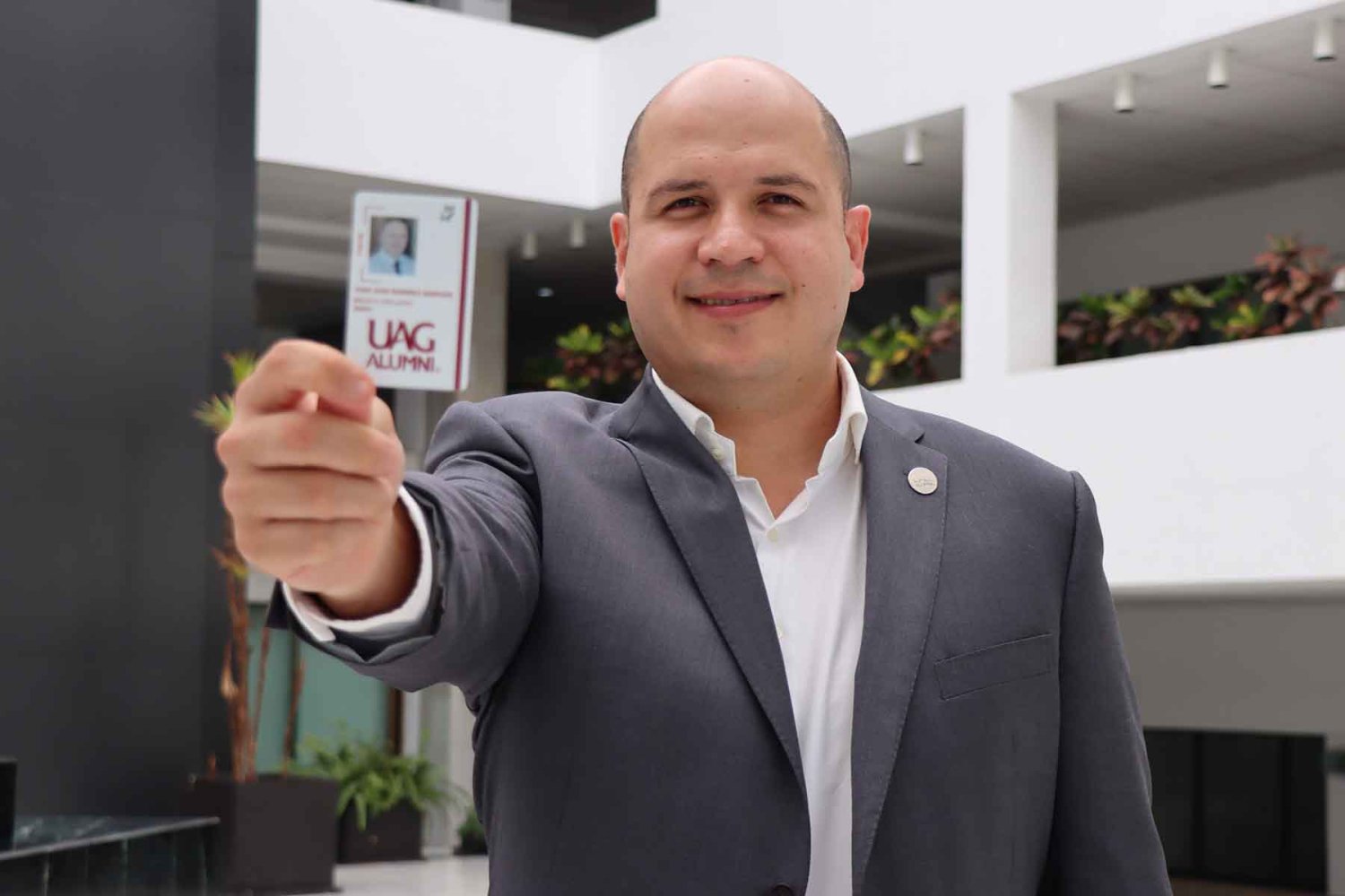 El egresado de la UAG es reconocido por su trabajo en el tratamiento de enfermedades cerebrovasculares complejas