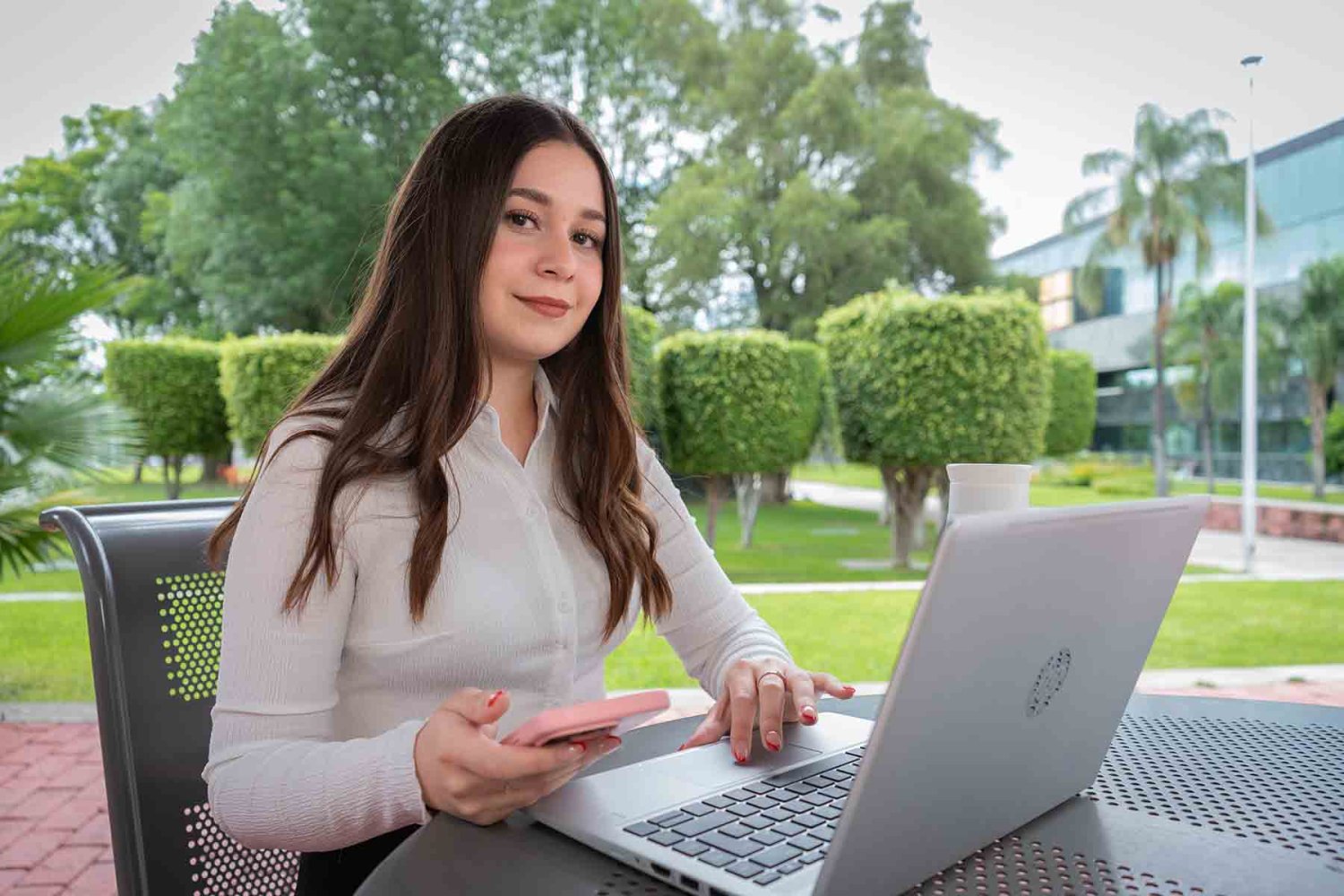 se puede trabajar y estudiar