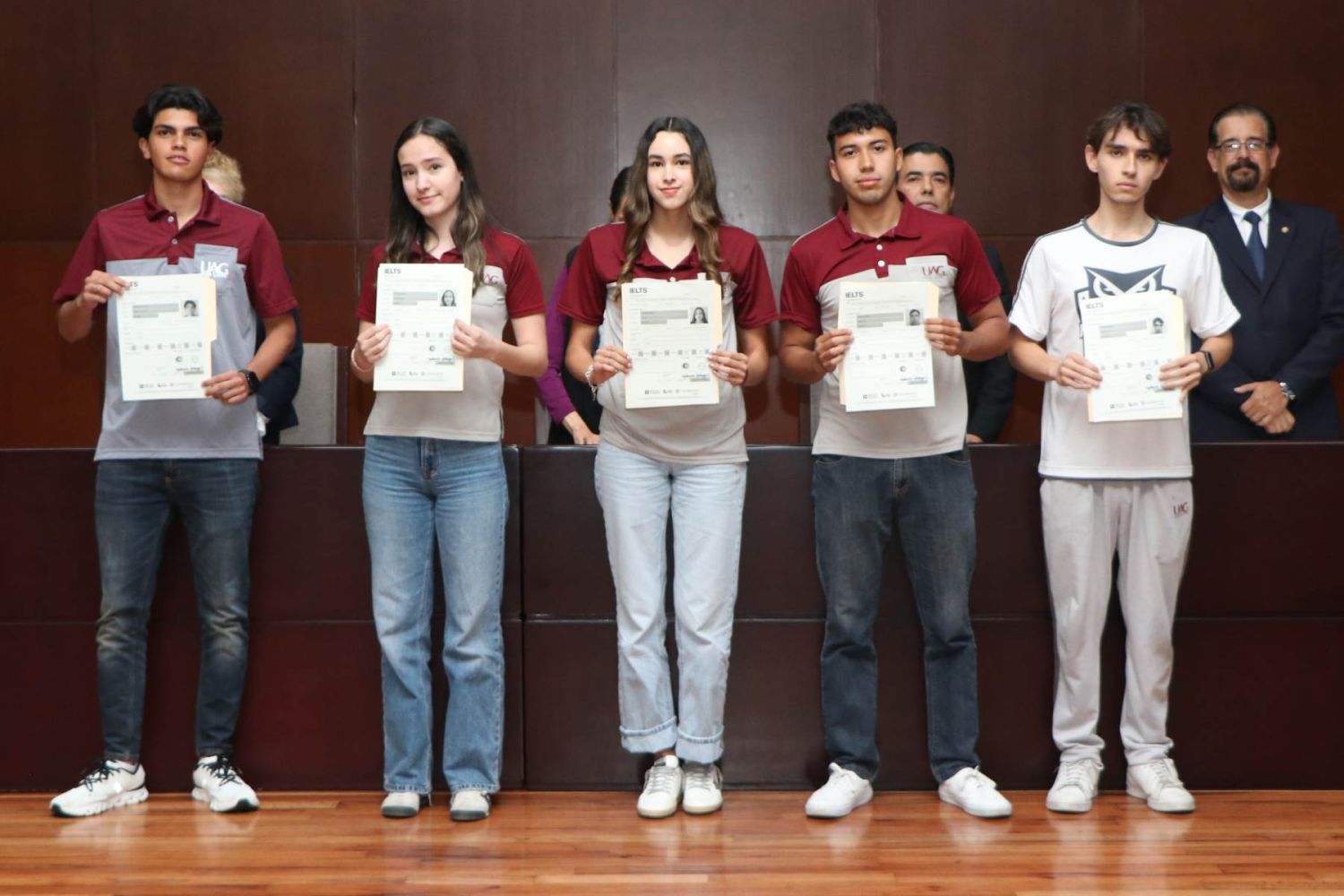 Estudiantes de UAG High School reciben certificaciones Cambridge en ...