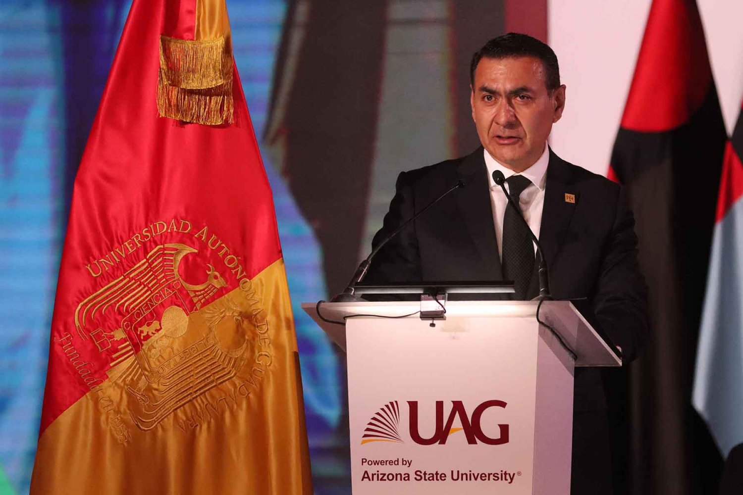 el ing salvador zamora egresado uag y secretario general de gobierno fue el orador invitado