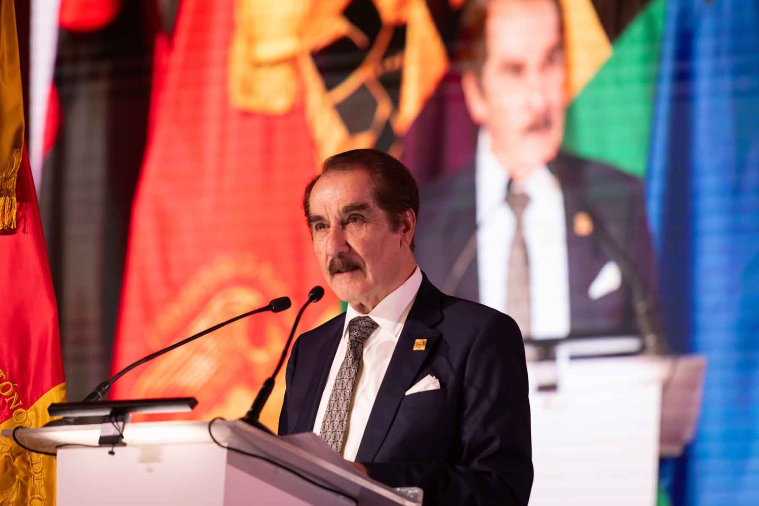 lic antonio leano reyes rector de la uag durante su mensaje