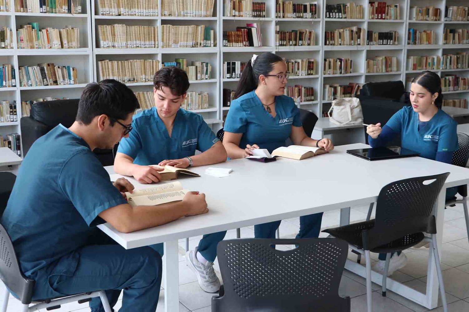 uno de los mitos es que solo mujeres estudian esta carrera pero cada vez hay mas hombres que la cursan