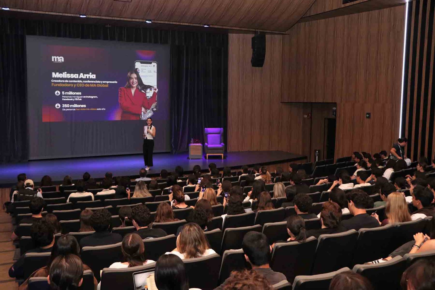La conferencia se realizó en en Auditorio Lic. Antonio Leaño Reyes de la UAG