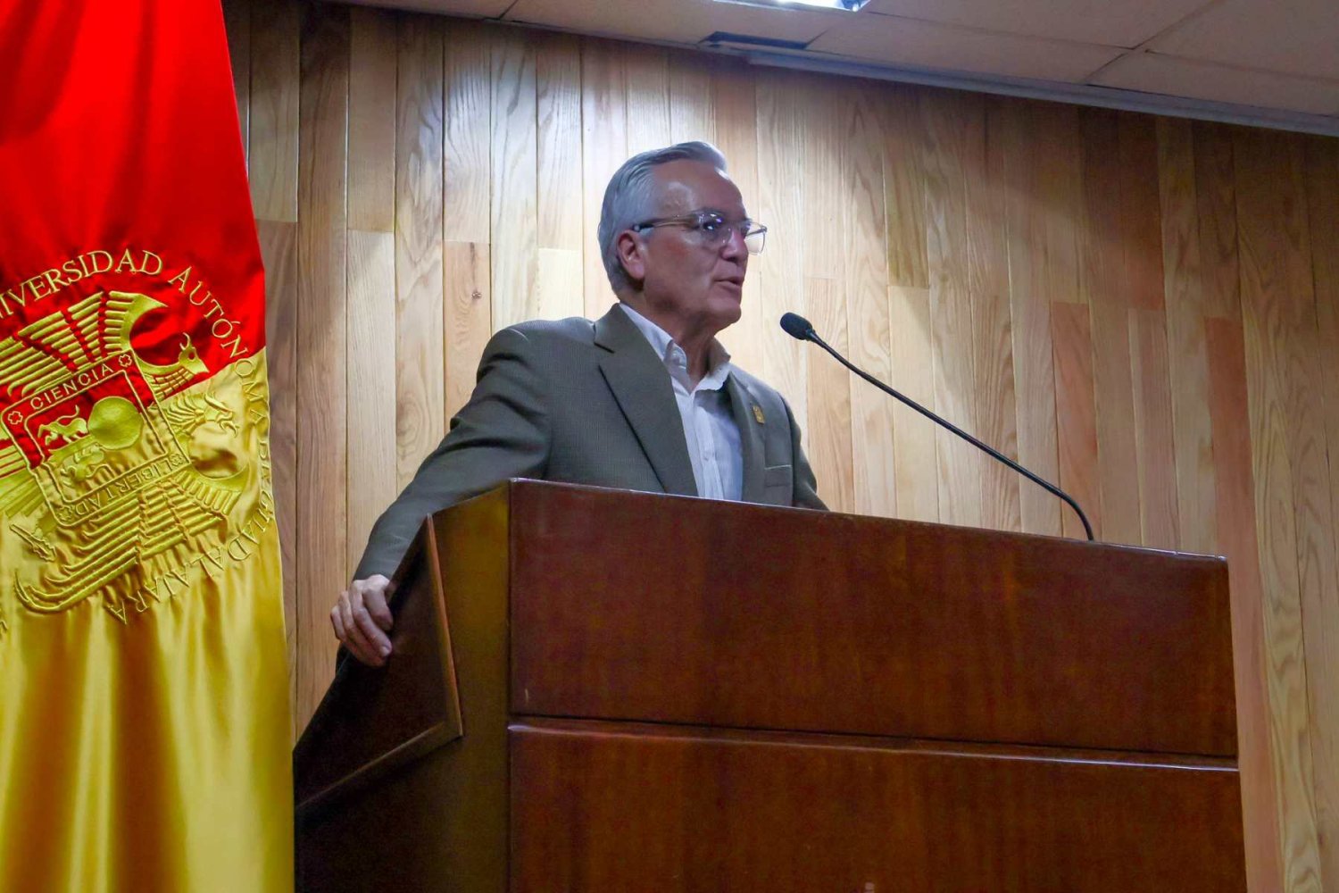 dr alfonso petersen farah vicerrector academico y de ciencias de la salud