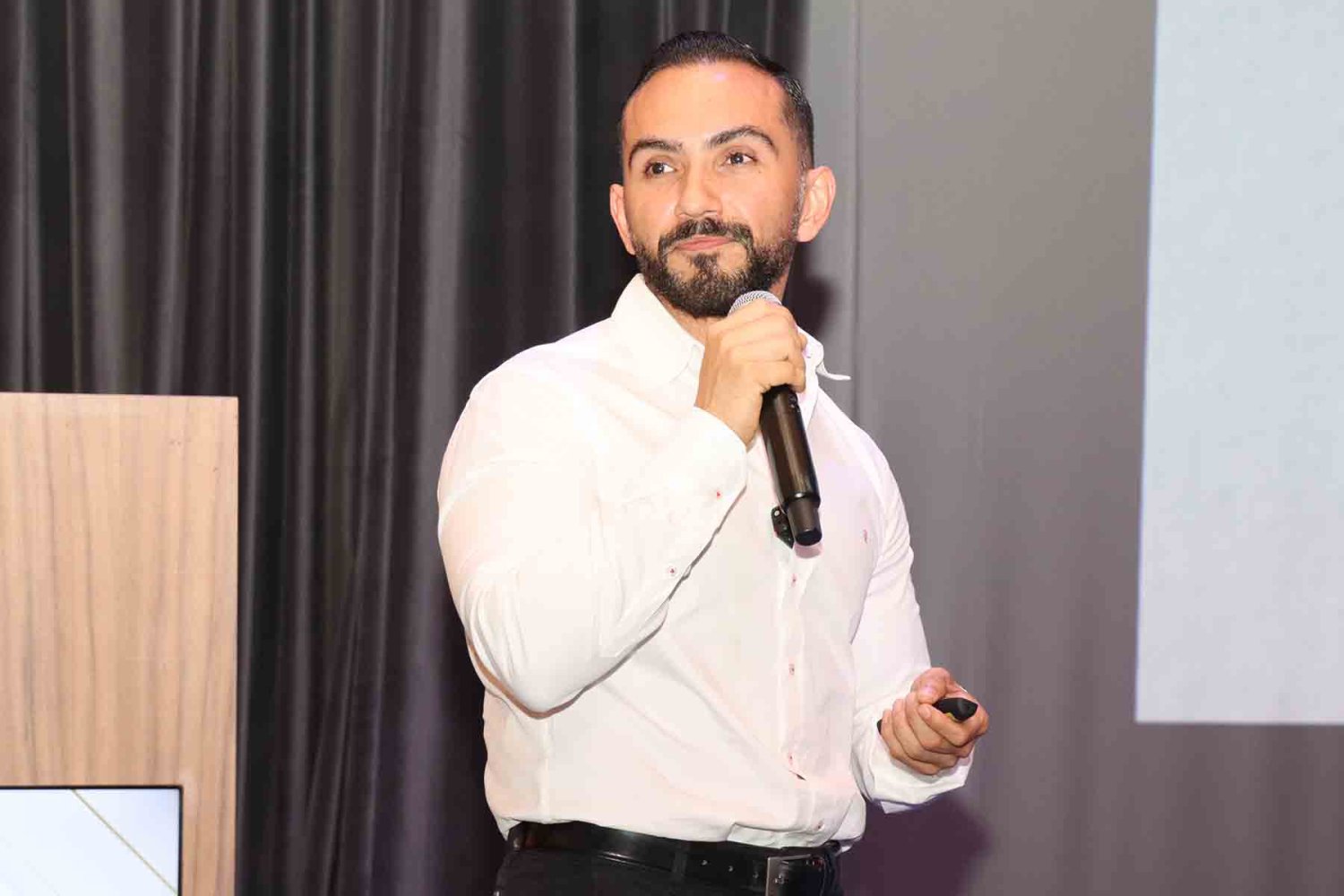 el maestro gerardo mercado lopez durante su conferencia en la uag sobre adicciones comportamentales