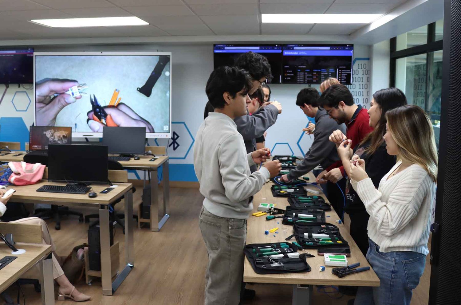 Estudiantes fortalecen sus competencias mediante prácticas en laboratorios especializados del Hub de Transformación Digital de la UAG