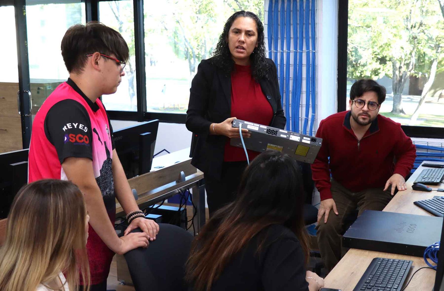 La formación práctica permite aplicar conocimientos en entornos tecnológicos alineados a estándares internacionales