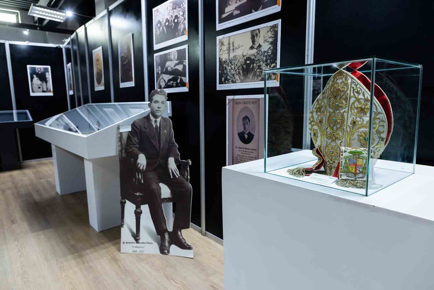 la exhibicion presenta reliquias de martires mexicanos fotografias y objetos historicos