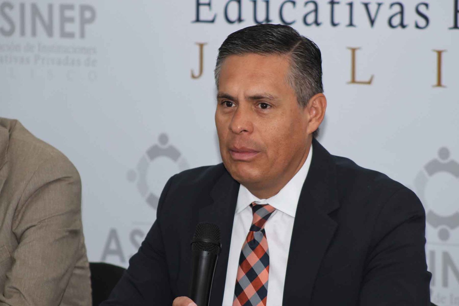 maestro marco robles morales presidente de la asinep