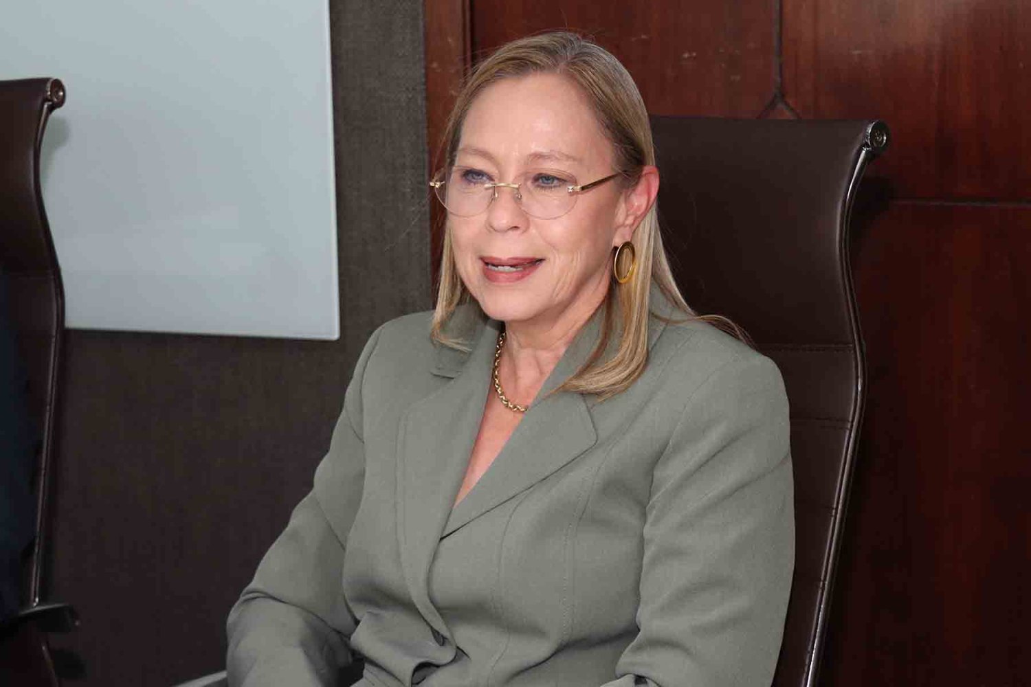 la rectora rosa monge durante su visita a la uag