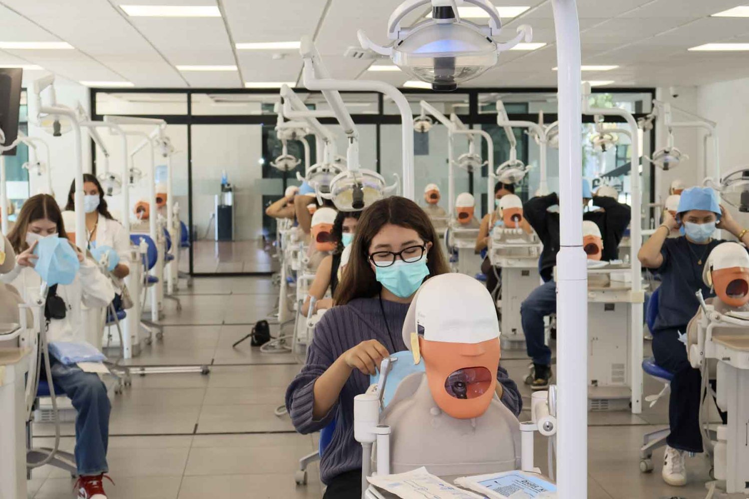 Los jovenes interactuaron en los diferentes laboratorios especializados