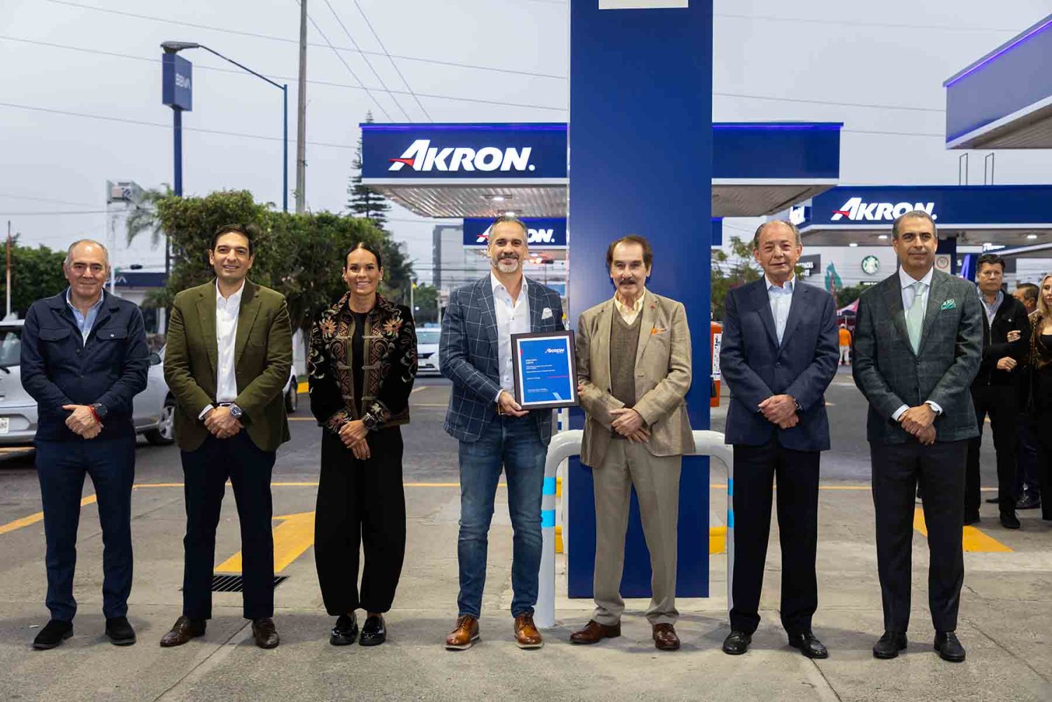 directivos de la uag energeticos y akron durante la reinauguracion de la gasolinera