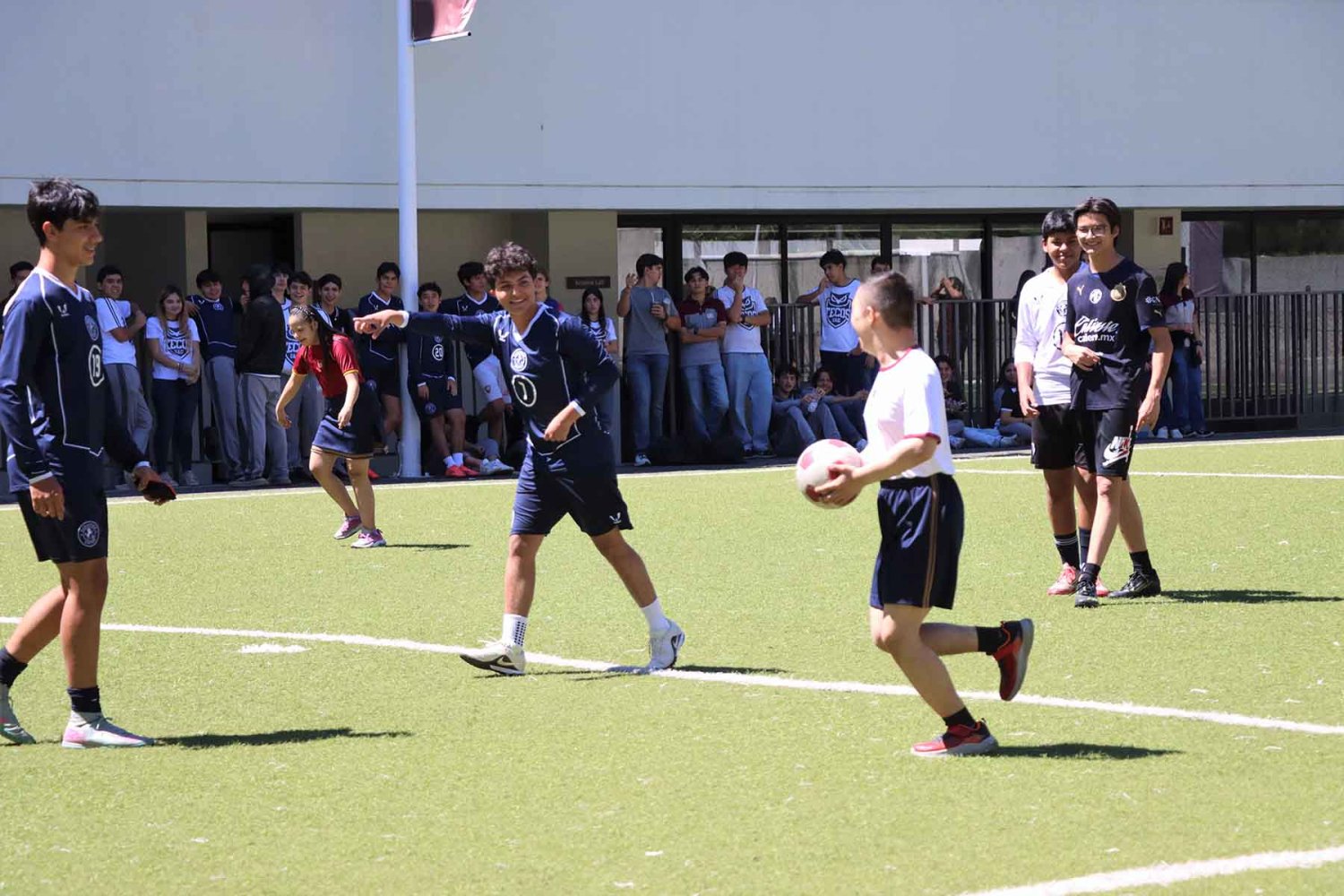 Autoridades de la UAG durante la inauguración del Teco Market UAG High School