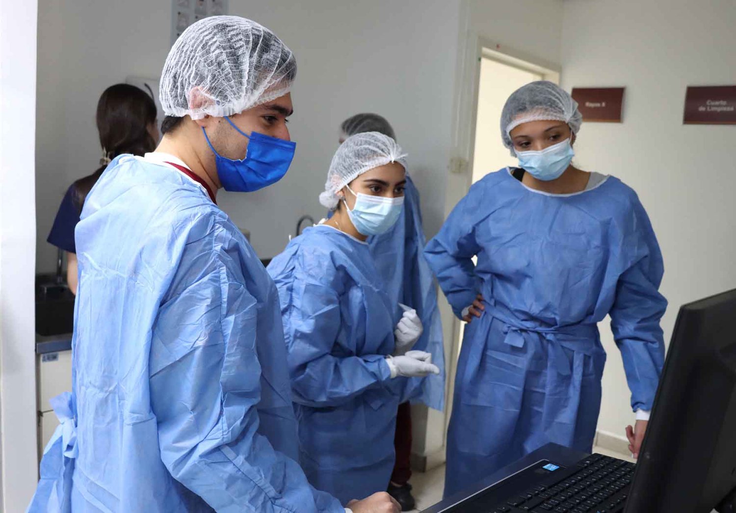 “Un día como Odontólogo” permitió a los jóvenes visualizar su futuro profesional en el área de la salud