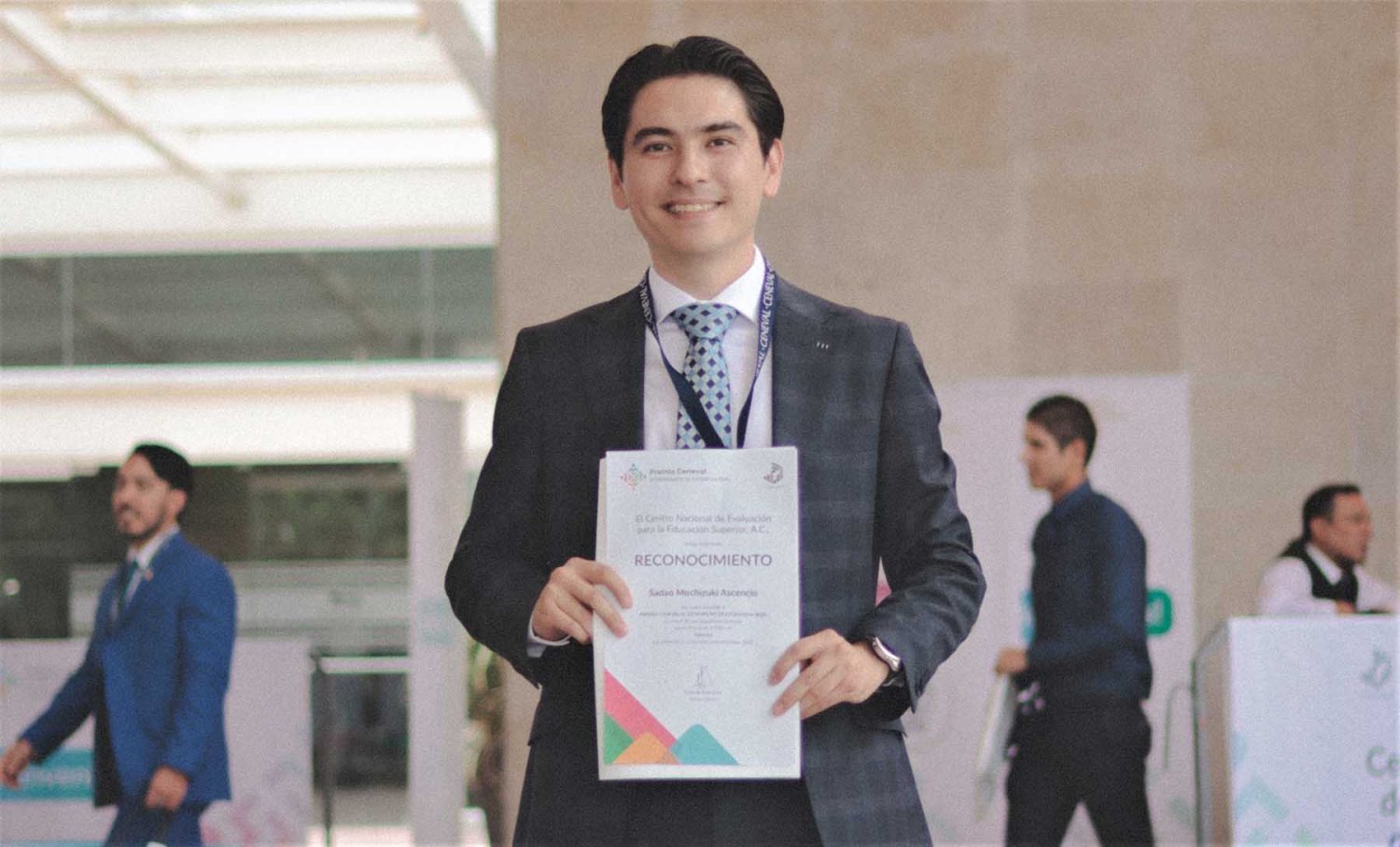 Otorgan Premio Ceneval al Desempeño de Excelencia-EGEL a egresado de Derecho