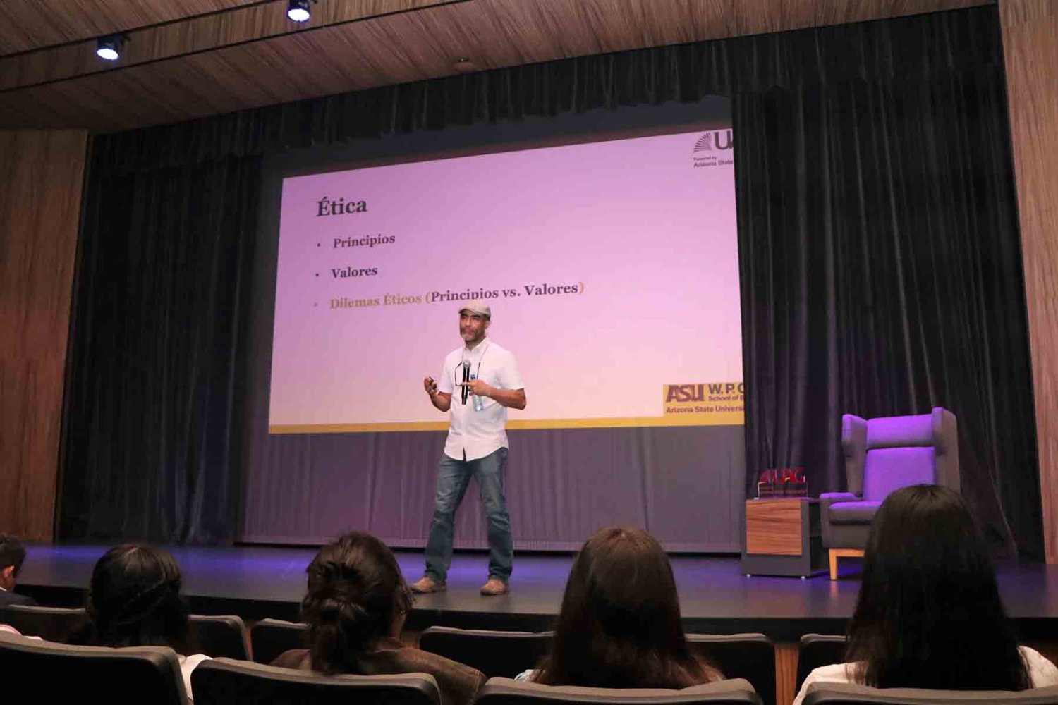 Dr. Andrés Díaz, Académico de ASU, impartió una conferencia magistral en la UAG