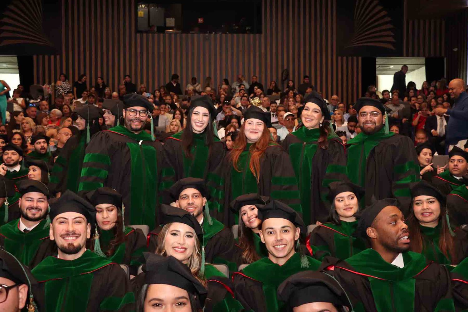 a lo largo de su historia el programa internacional de medicina ha graduado a mas de 19 mil medicos.