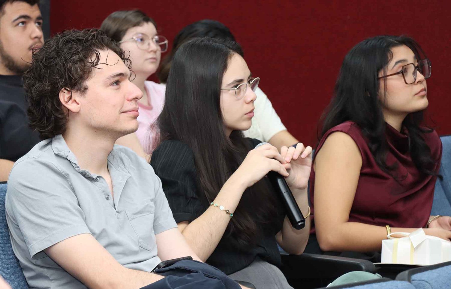 alumnos en la conferencia