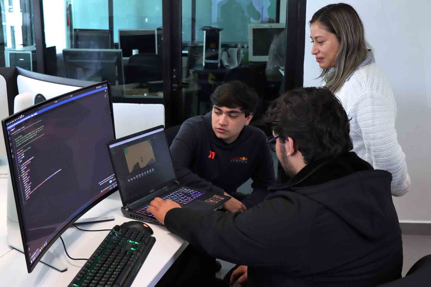 Estudiantes de la UAG fortalecen su formación en tecnología en el Hub de Transformación Digital