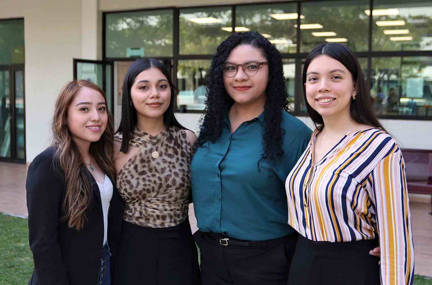 estudiantes y profesores realizan invetigacion en el area de medicina