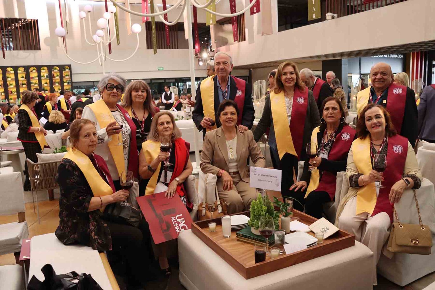 Los asistentes compartieron recuerdos durante el coctel de celebración en el Edificio G
