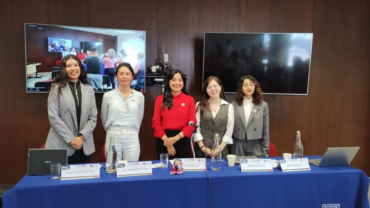 estudiante participa en foro diplomatico estudiantil sobre corea